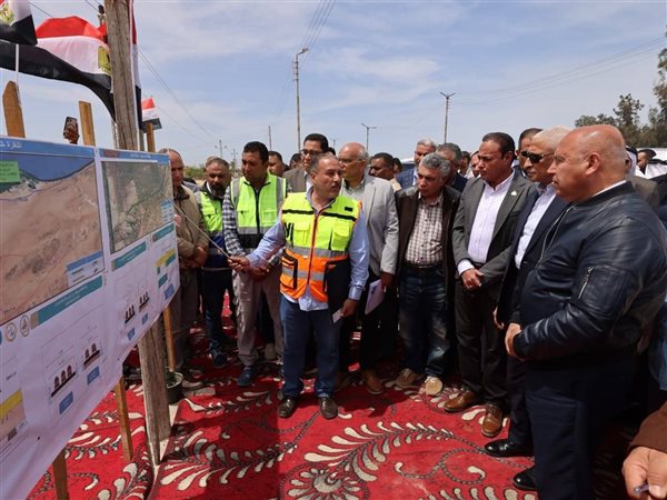 وزير النقل يتفقد مواقع العمل بالطريق الساحلي القنطرة شرق / العريش / رفح
