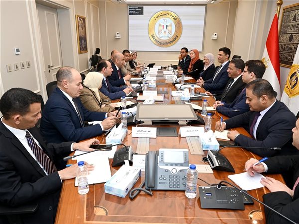 وزيرا الصناعة والعمل يبحثان سبل تعزيز التكامل والتعاون بين الوزارتين في المجالات المشتركة