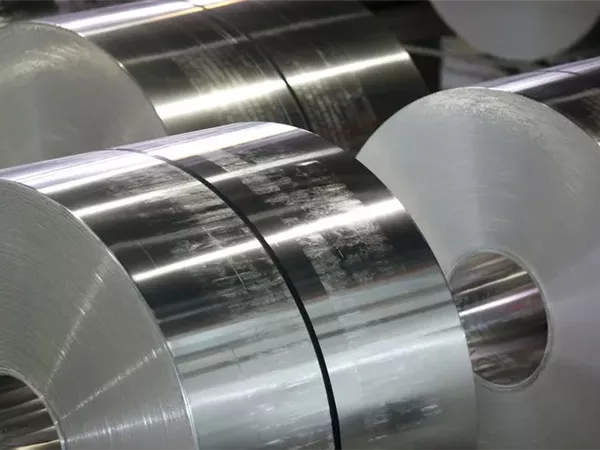 تراجع حاد في أسعار الألمنيوم بعد فتح مضيق هرمز أمام الشحنات التجارية