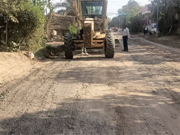 محافظ الجيزة يتابع جهود تمهيد وتسوية الطرق بمركزي منشأة القناطر والعياط 