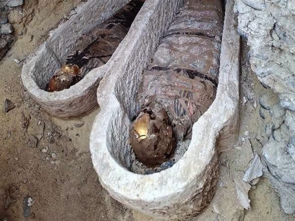 كشف أثري جديد بالمنيا.. ألسنة ذهبية وبردية من الإلياذة تعيد رسم طقوس البهنسا في العصر الروماني