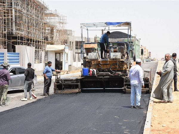 رئيس جهاز القاهرة الجديدة يتفقد أعمال تطوير الطرق بأحياء بيت الوطن