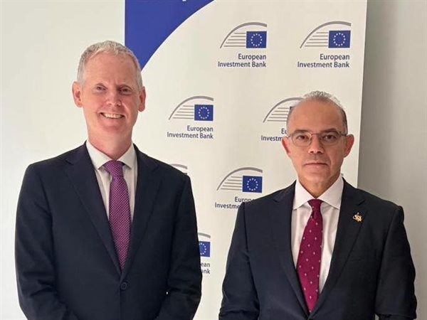 فريد يبحث مع 