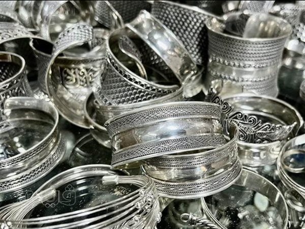 أسعار الفضة تشهد ارتفاعًا في الأسواق المحلية رغم التراجع العالمي