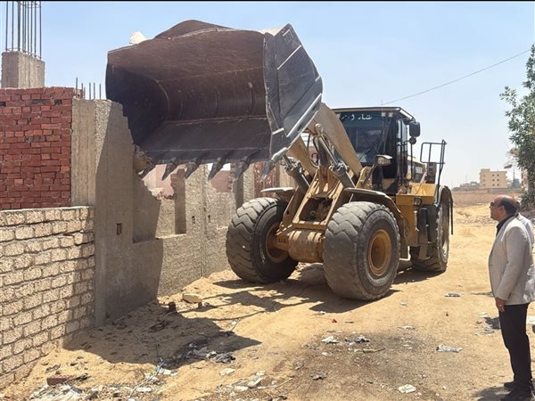 لا تهاون في حق الدولة..إزالة 6 حالات بناء مخالف بمنطقة«الأمل»في العبور الجديدة