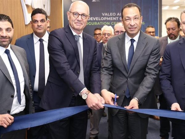 وزير الاتصالات يفتتح مركز «فاليو» العالمي للذكاء الاصطناعي بالقرية الذكية