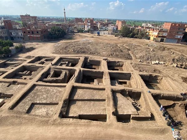 الكشف عن تمثال ضخم للملك رمسيس الثاني بمنطقة تل فرعون بالشرقية