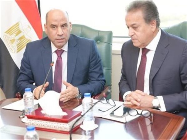 وزيرا الصحة والعمل يشهدان توقيع بروتوكول لتأهيل الكوادر وتحسين الخدمات الصحية