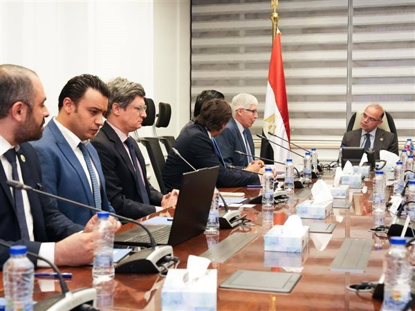 وزير الاستثمار يبحث مع AJE إنشاء منطقة استثمارية ومصنع مياه بـ20 مليون دولار