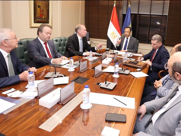 وزير الاتصالات يبحث تعزيز تصنيع وتصدير هواتف 