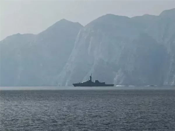 البحرية الأميركية تبدأ محاصرة الملاحة إلى إيران عبر هرمز