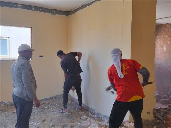 جهاز الشروق يضرب بيد من حديد ويزيل مخالفات غرف السطح والبدروم