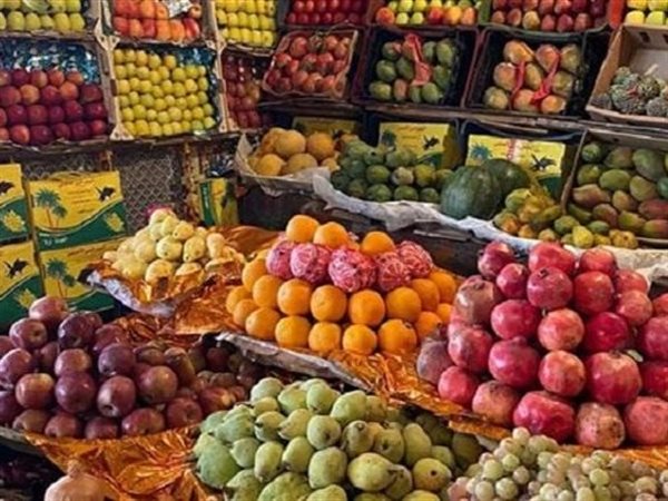 تباين أسعار الفاكهة بسوق العبور.. الليمون والمانجو والبرتقال بكام؟