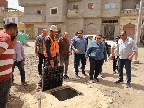 أحمد التراس يتابع ميدانياً مشروعات «حياة كريمة» لضمان جودة مياه الشرب والصرف