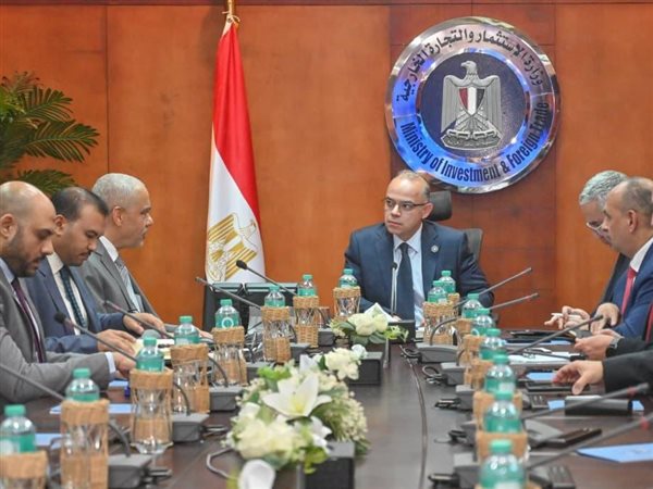 وزير الاستثمار يبحث مع مجموعة العربي خطط التوسع الصناعي وزيادة المكون المحلي 