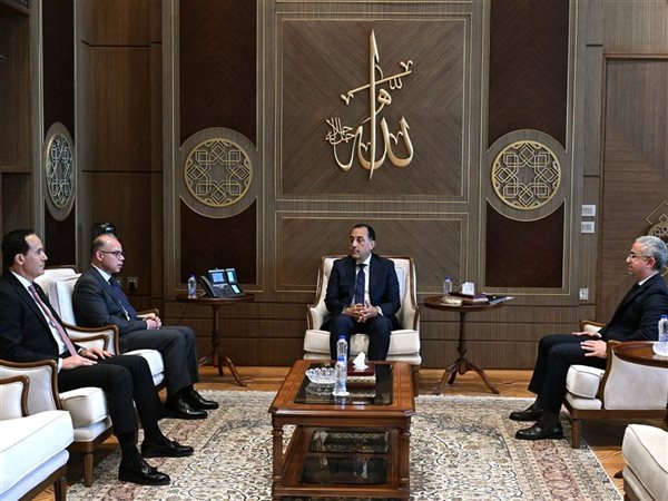 مدبولي يُصدر قراراً بتعيين محمد عوض رئيساً لهيئة الاستثمار وإيمان منصور نائباً له