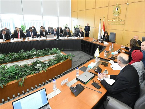 وزيرة الإسكان تتابع الموقف التنفيذي لمشروعات الإسكان بعدد من المدن الجديدة