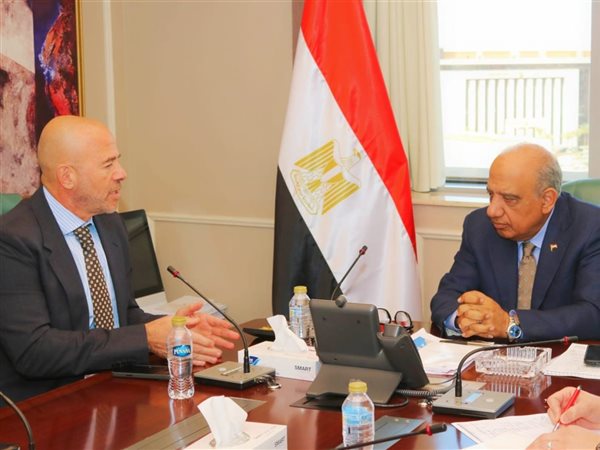 وزير الكهرباء يبحث مع مجموعة 
