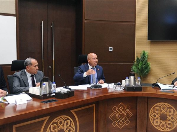 نائب رئيس الوزراء للشئون الاقتصادية يستعرض مع وزير النقل مستجدات مشروع القطار الكهربائي السريع