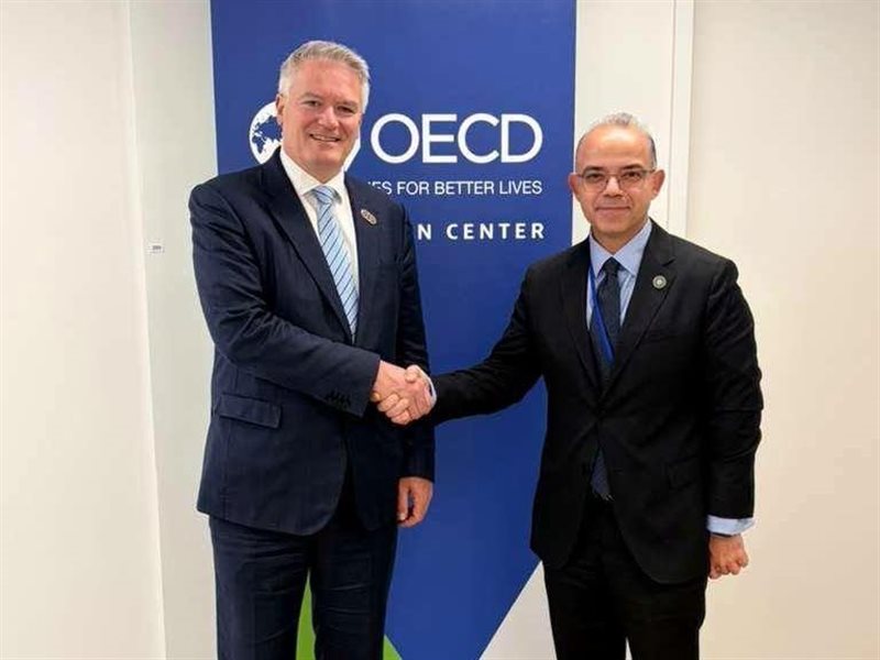 وزير الاستثمار مع