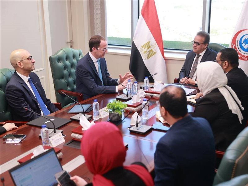 وزير الصحة مع شركة