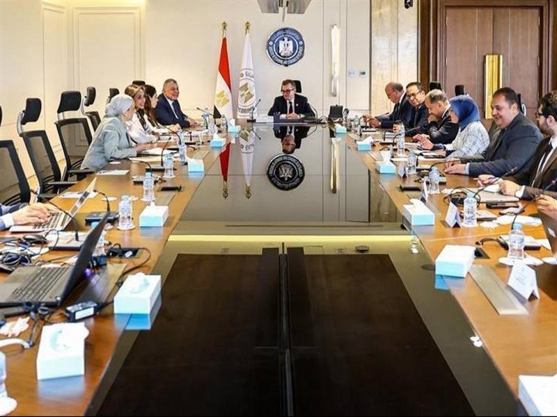 وزير التخكيط مع شركة