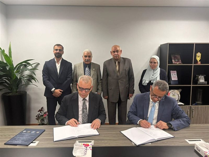 جانب من التوقيع 