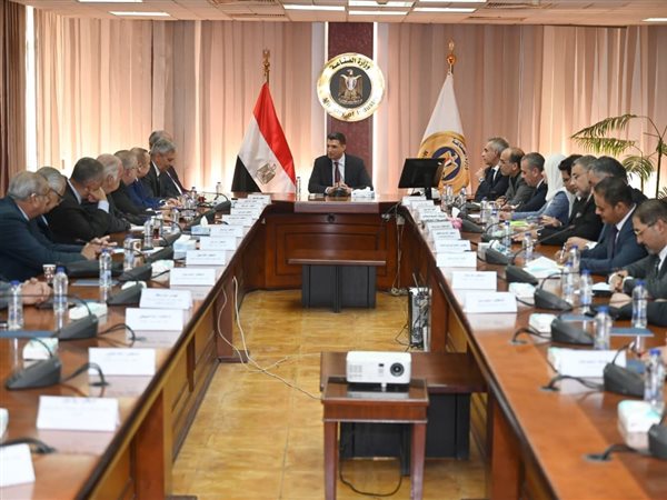 وزير الصناعة يبحث مع غرفة صناعة الأدوية تحديات واحتياجات للنهوض بالقطاع