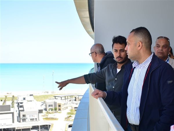 رئيس جهاز العلمين يتفقد الأبراج الشاطئية ويوجه بتسليم الوحدات قبل موسم الصيف