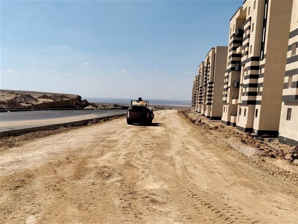 باستثمارات 2 مليار جنيه.. رفع وتيرة العمل بمشروعات الطرق والمحاور بالعبور الجديدة 