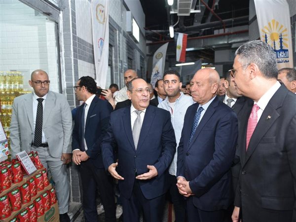 وزير التموين ومحافظ القاهرة يفتتحان معرض “أهلاً بالعيد” بالسوق الحضاري بحدائق القبة
