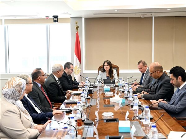 وزيرة الإسكان تتابع مع رئيس الهيئة العامة لتعاونيات البناء والإسكان ملفات العمل بالهيئة وتبحث سبل تعظيم دورها
