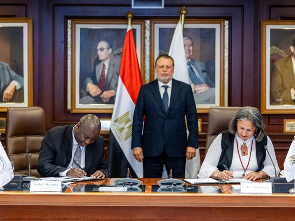 حسن عبد الله يشهد توقيع مذكرة تفاهم بين البنك المركزي ومفوضية