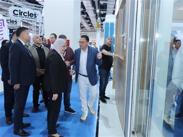 رئيس التنمية الصناعية تتفقد أجنحة معرض 