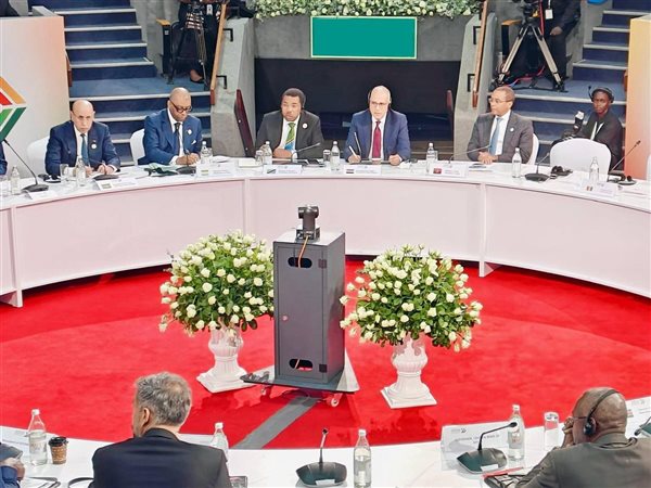 وزير الري يشارك في مائدة مستديرة بقمة