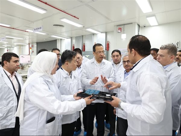 باستثمارات 100 مليون دولار.. وزير الاتصالات يتفقد مصنع شركة سامسونج لتصنيع أجهزة الهواتف المحمولة والتابلت