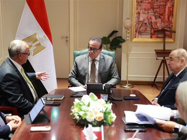 خالد عبدالغفار يبحث مع 