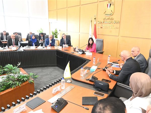 وزيرة الإسكان تؤكد أهمية العمل بكفاءة لتطوير منظومات النظافة والزراعة والصيانة 