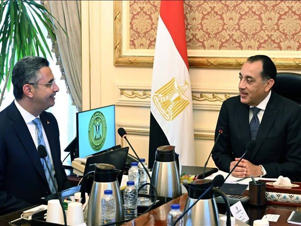 رئيس الوزراء يتابع مع وزير التموين استعدادات استقبال العيد الأضحى المبارك
