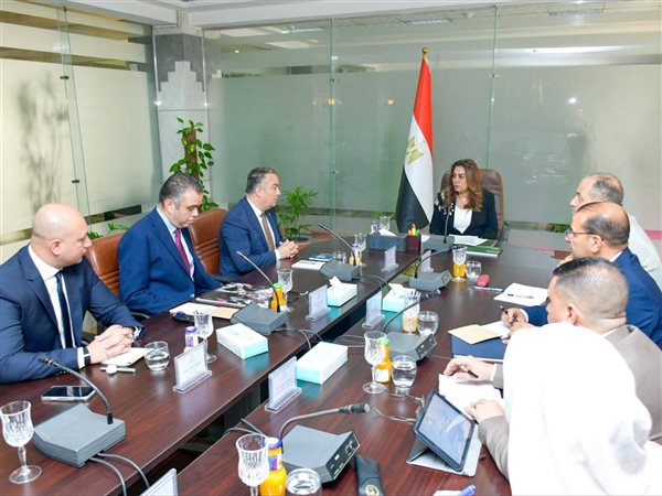 وزيرة التنمية المحلية تبحث مع عدد من الشركات تطوير وحوكمة منظومة النقل الجماعي