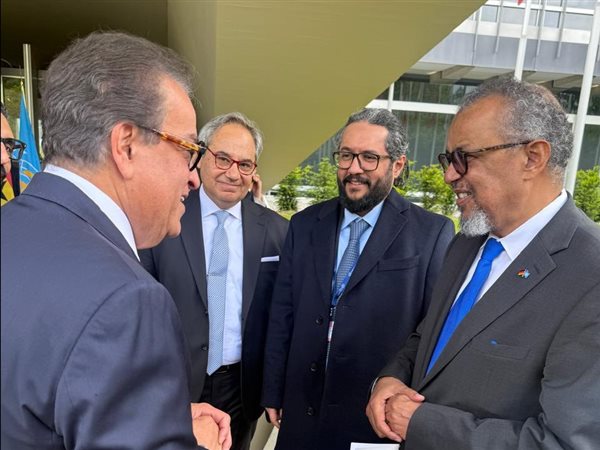وزير الصحة يلتقي مدير عام منظمة الصحة العالمية لبحث تعزيز التعاون الصحي المشترك