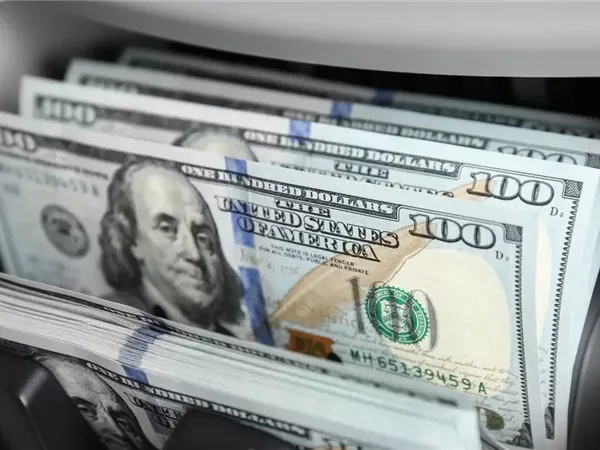أسعار الدولار ترتفع بنحو ربع جنيه في عدد من البنوك