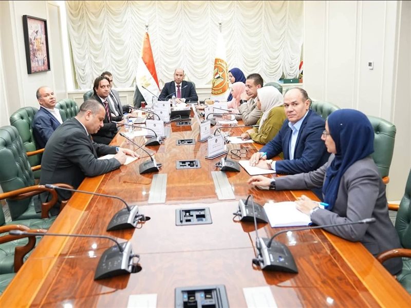 وزير العمل في الاجتماع