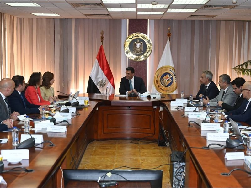 وزير الصناعة مع الوفد