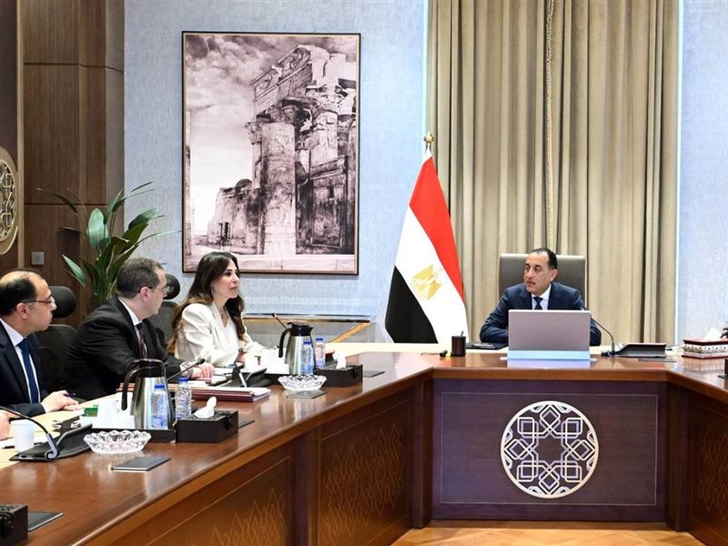 رئيس الوزراء مع وزيرة