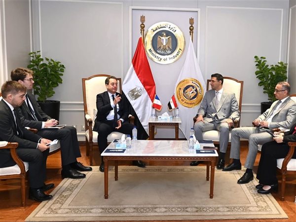 وزير الصناعة يبحث مع سفير فرنسا تعزيز الاستثمارات وتوطين الصناعة ونقل التكنولوجيا إلى مصر