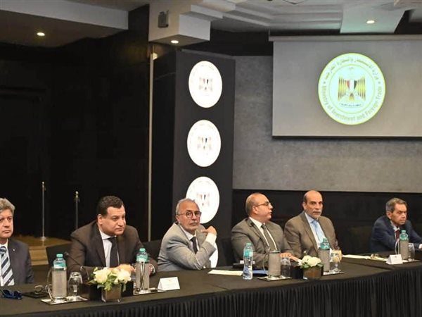 حاتم عبد الغفار يشارك في اجتماع موسع مع وزير الاستثمار لتعزيز الصادرات المصرية
