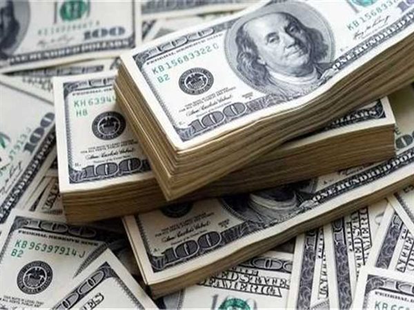 الدولار يتراجع عالميًا 2% بعد إعلان ترامب رفع الحصار البحري عن إيران