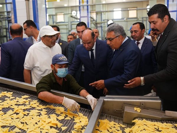 وزير العمل ومحافظ الدقهلية يتابعان الإنتاج داخل مصانع جمصة