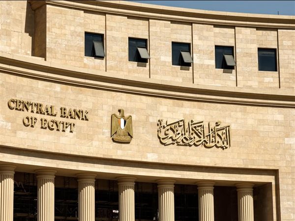 البنك المركزي: ارتفاع النقد المتداول خارج البنوك إلى1.435 تريليون جنيه بنهاية العام